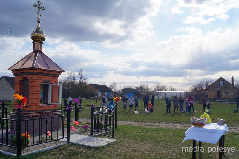 Капличку в деревне строили всем миром: деньги собирали жители, а возводил Адам Макарук и протоирей Василий Грень