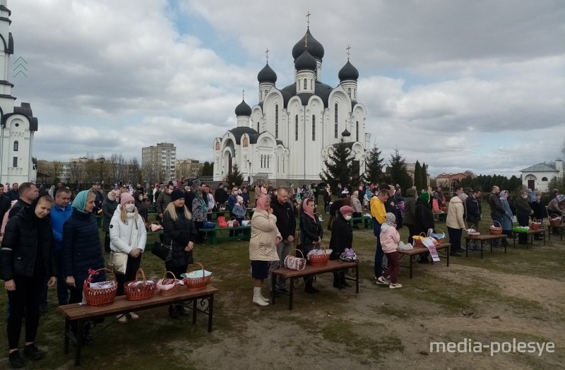 В послеобеденное время желающих освятить куличи было больше