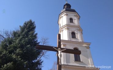 Пинский кафедральный костёл, звонница и распятие во дворе