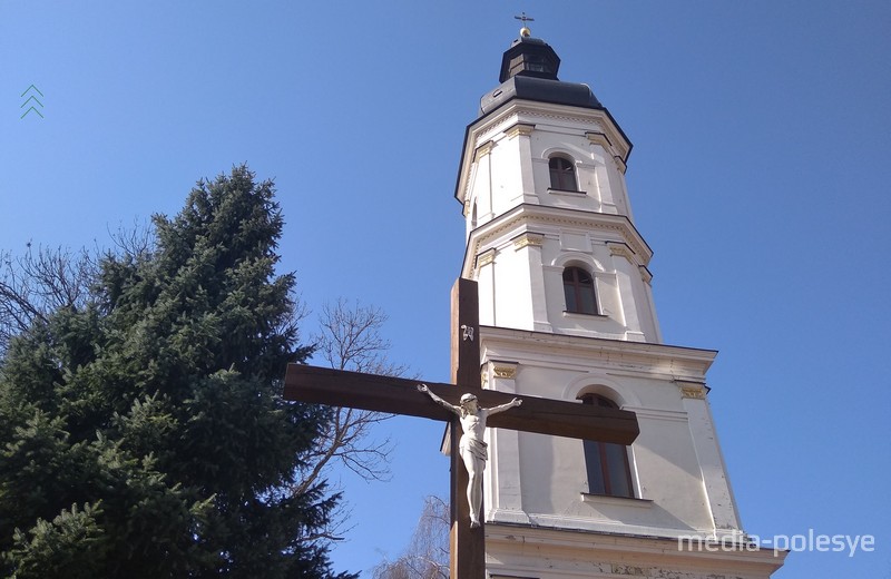 Пинский кафедральный костёл, звонница и распятие во дворе