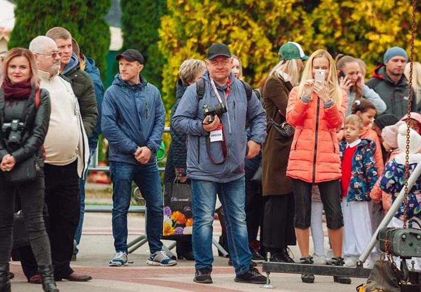 Василий Мацкевич снимает фоторепортаж на празднике города, 2019 год. Фото из группы «Во-первых, я из Пинска»