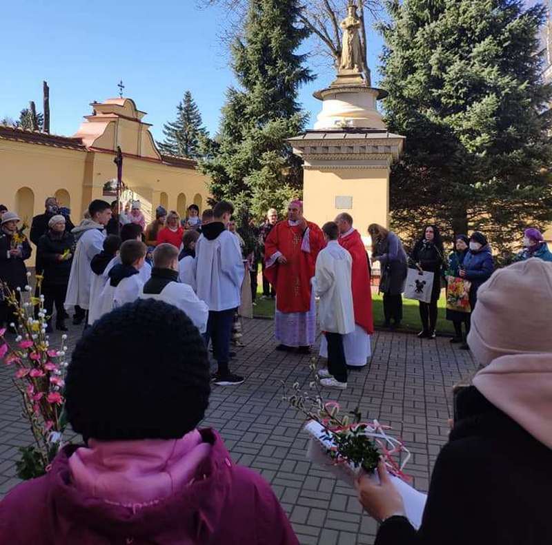 Во дворе костёла Антоний Демьянко освящает веточки вербы