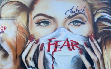 Модель и актриса Анна Николь Смит в маске. Художница Жюль Мак