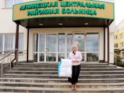 Костюмы принимает главврач Лунинецкой ЦРБ. Фото предоставлено «Евразийской процессинговой компанией»