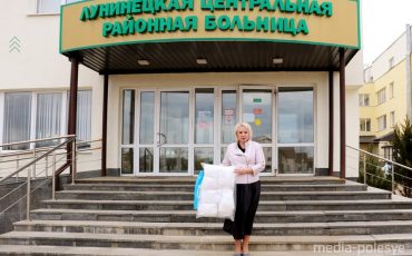 Костюмы принимает главврач Лунинецкой ЦРБ. Фото предоставлено «Евразийской процессинговой компанией»