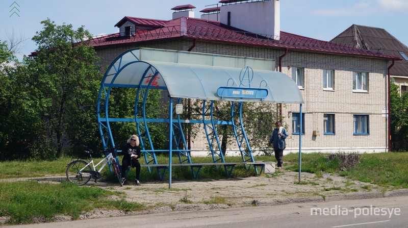 У остановки на противоположной стороне тоже не хватает одного пролёта поликарбоната