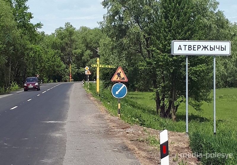 Новый дорожный указатель с правильным названием. Фото предоставлено Маньковичским сельисполкомом