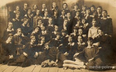 Эти девушки закончили ремесленную школу в Пинске в 1928 году