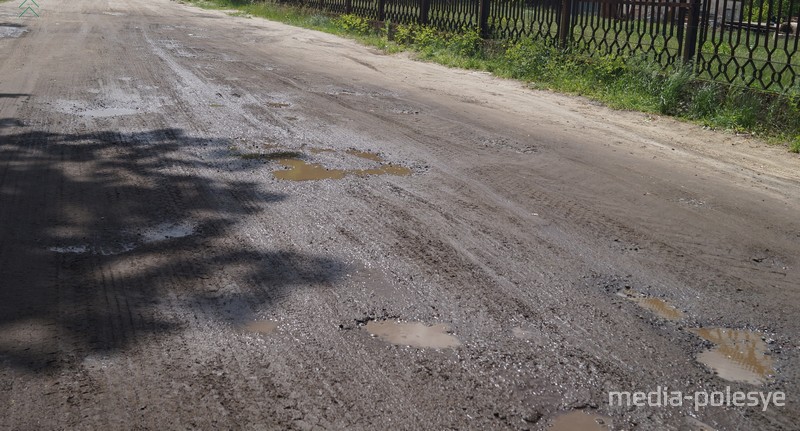 Чем дальше по улице, тем дорога становится хуже, а грязи больше