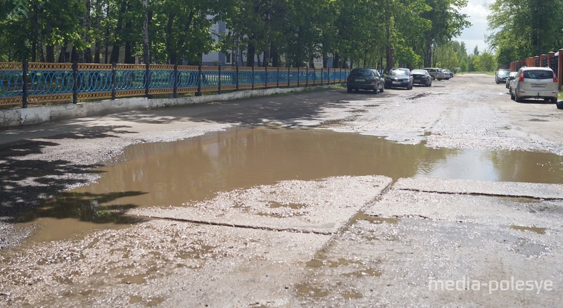 Бордюров нет, на пешеходной дорожке паркуют автомобили. А по ней ходят школьники