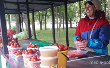 Торговый ряд во Дворце напротив автобусной остановки всё ещё держит цену 7 рублей за килограмм