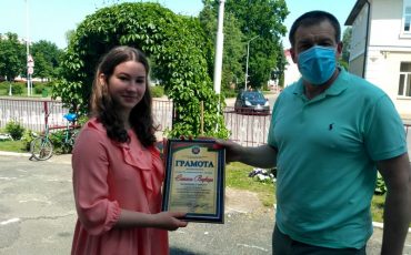 Награду из рук Геннадия Кулеша получает победительница республиканского конкурса Варвара Сытина