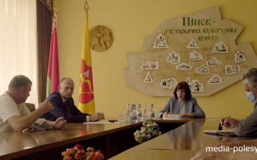 Наталья Кочанова во время визита в Пинск 19 июня 2020