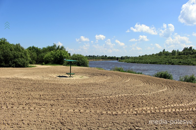 Пляж на реке Горынь в Речице