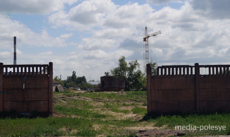 За этим забором территория бывшего льнокомбината