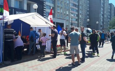 Фото с пикета по сбору подписей за Светлану Тихановскую в Лунинце 6 июня