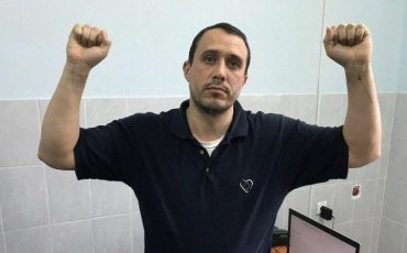 На правой руке у него видна то ли царапина, то ли след от пореза. Фото МВД