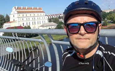 Виктор Васькин на автомобильном мосту через Пину / Фото: Виктора Васькина