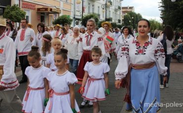 Фото использовано в качестве иллюстрации. Парад вышиванок в Пинске 3 июля 2019. Фото Василия Мацкевича