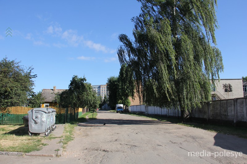 Во время дождя на этом месте появляется непроходимая лужа