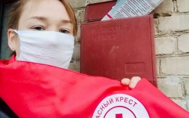 Волонтёр Елена Чиж присоединилась к информационной кампании Красного Креста. «Я думаю, что в сложившейся для всех непростой ситуации, важно не отворачиваться от чьей-то беззащитности, а наряду с государством и медицинской системой вносить свою лепту», - говорит Елена (Фото из архива Красного Креста в Пинске)
