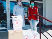 Председатель Красного Креста в Пинске Наталья Колесник передают СИЗ персоналу Станции переливания крови (фотография из архива Красного Креста)