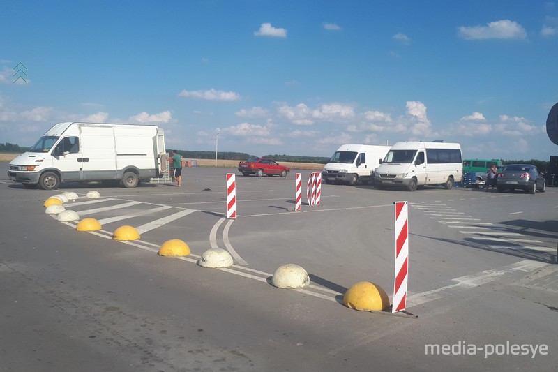 Вот такой сиротливый вид имеет теперь оптовый рынок во Дворце. Десяток закупщиков и единицы сдатчиков. Но они постоянно прибывают, особенно ближе к концу дня. А бочек уже не наблюдается. Цены остаются на прежнем уровне. 