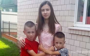 Валерия с младшими братьями