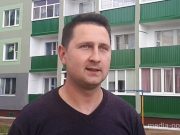 Василий Ковтуненко на фоне недавно отремонтированного дома по ул.Западной