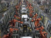 Эпидемия коронавируса нанесла сокрушающий по автопроизводителям / REUTERS