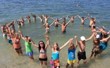 Белое озеро, где ребята недавно отдыхали в лагере Спутник, в разгар сезона