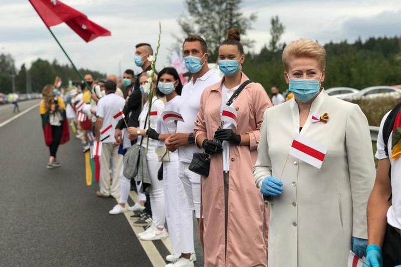 Даля Грибаускайте стоит в цепи солидарности. Фото: twitter.com/Grybauskaite_LT