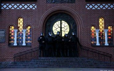 ОМОН заблокировал двери Красного костела с демонстрантами внутри. Минск, 26.08.2020. Фото: Дарья Бурякина, TUT.by