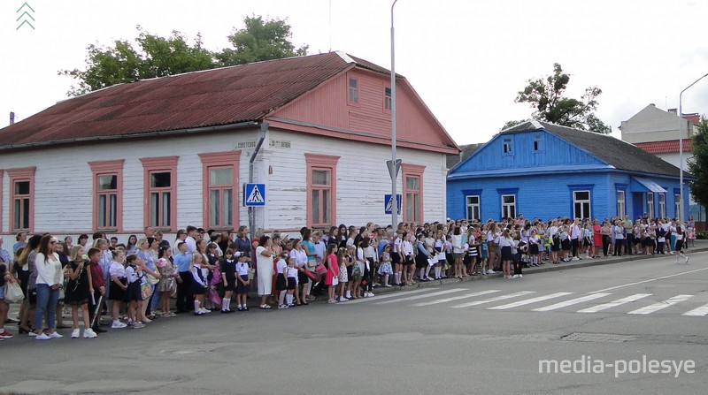 На пересечении улиц Советской и 50 лет Октября было многолюдно