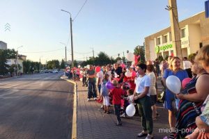 Мирная акция протеста против фальсификации результатов выборов и насилия в Лунинце в 2020 году