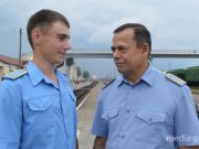 Машинист тепловоза 1 класса Анатолий Приборович с 20-летним стажем со своим помощником Михаилом Шпаком в ожидании своего дизель-поезда, чтобы отправиться в рейс