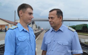 Машинист тепловоза 1 класса Анатолий Приборович с 20-летним стажем со своим помощником Михаилом Шпаком в ожидании своего дизель-поезда, чтобы отправиться в рейс