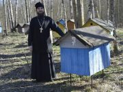 Отец Валерий на своей пасеке