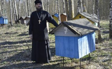 Отец Валерий на своей пасеке