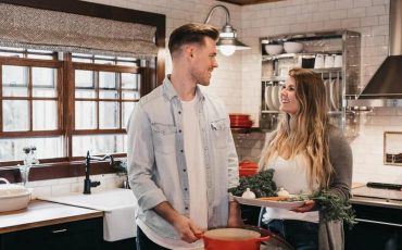 Покажите, что вы нормально реагируете на плохое настроение партнера и принимаете его право не всегда быть веселым и общительным. Фото: unsplash.com