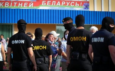 Жанчына дакарае амапаўцаў у Слуцку. Фота Сяргея Грыца, АП