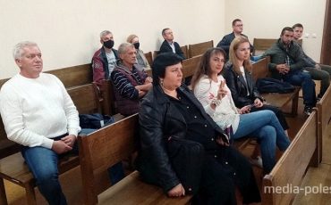 В зале суда. На переднем плане Анатолий Ваткевич и Вероника Иванова