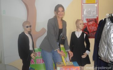 Анастасия Черноокая собирает своего ребёнка в старшую группу, но решила оказать помощь первоклашкам линейкой, карандашом и другими мелкими принадлежностями