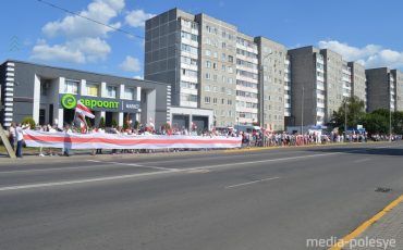 Фото иллюстрационное из архива Медиа-Полесья. Вот такой флаг-транспорант изготовили для акции участники протеста