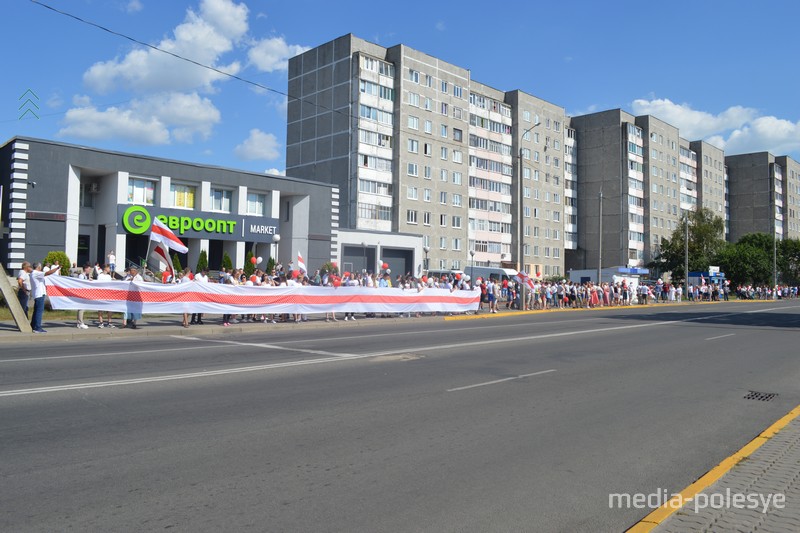 Фото иллюстрационное из архива Медиа-Полесья. Вот такой флаг-транспорант изготовили для акции участники протеста