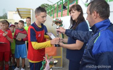 Награды победителям турнира вручает директор Лунинецкой СДЮШОР Наталья Столярчук и главный тренер Владимир Юрцевич
