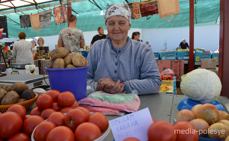 А эта женщина из Ракитно не только овощи, но и кабана продаёт. Тоже сама вырастила