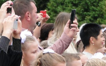 Многие старались запечатлеть эти моменты на свои телефоны, фотоаппараты