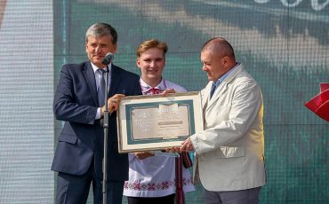 Диплом Лауреата Национальной литературной премии Валерию Гришковцу вручает министр информации Игорь Луцкий / Фото: cryptohuge.kim