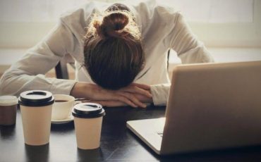 Дефицит сна может способствовать развитию смертельно опасных заболеваний, но от сознательного бодрствования пока никто не умер /iStock